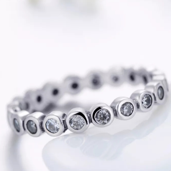 Gorgeous Round Diamonds Ring - Picture 2 of 5